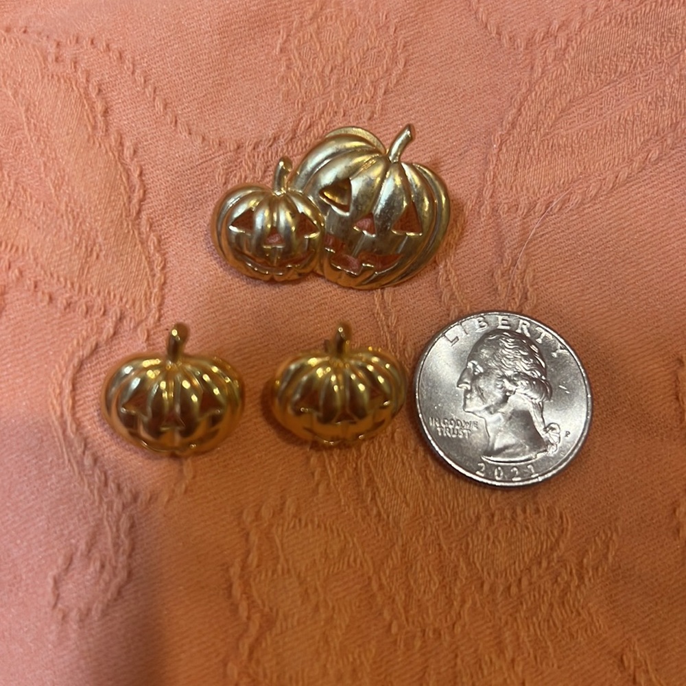 Vintage Jack-o-lantern pin and earring set.  Classic Halloween look.